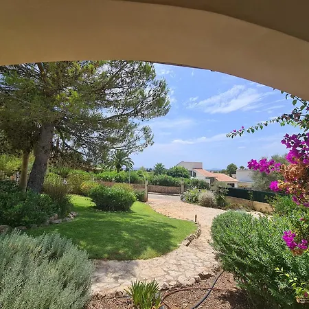 Jacelia Villa *